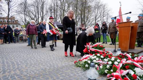Uroczyste złożenie kwiatów pod pomnikiem podczas obchodów 83. rocznicy Zbrodni Katyńskiej